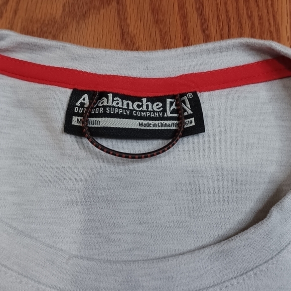 Avalanche Lightweight Sweatshirt sz:Medium EXCELLENT QUALITY/ CONDITION - Picture 4 of 4